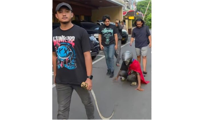 Polisi menangkap pemilik akun sosial
geng motor Simple Life (SL) Mandala serta menyita satu buah celurit. (Foto Ist)