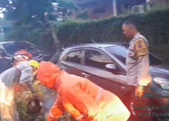 Personil piket Polsek Siantar Timur dipimpin Pawas Kanit Intel IPDA Saiful Basri respon cepat pembersihan pohon tumbang menimpa dua unit mobil di Jalan Danau Maninjau