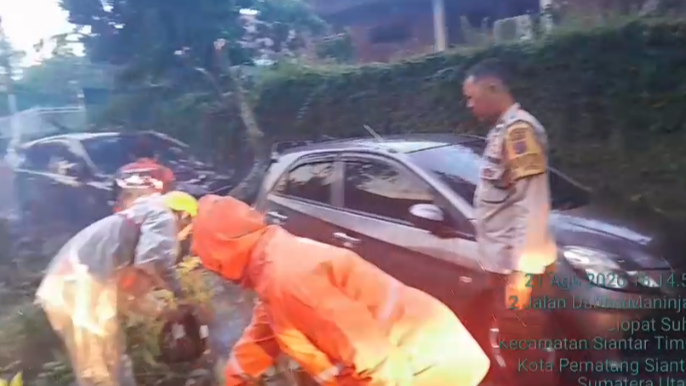 Personil piket Polsek Siantar Timur dipimpin Pawas Kanit Intel IPDA Saiful Basri respon cepat pembersihan pohon tumbang menimpa dua unit mobil di Jalan Danau Maninjau