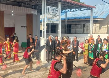 Ephorus BNKP Pdt. Otoriteit Dachi, S.Th., M.Si., didampingi Praeses BNKP Resort 42 Pdt. Tehefeli Lafau, S.Th, Pendeta Resort 42 Pdt. Rosmawati Hulu, S.Th serta para pendeta di wilayah Resort 42 membuka selubung papan nama gereja sebagai tanda penahbisan Gereja BNKP Resort 42 Tanjung Anom. (Foto Ist)