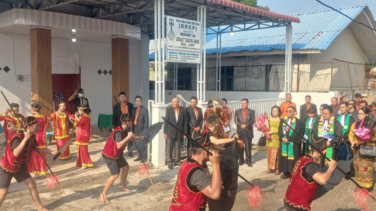 Ephorus BNKP Pdt. Otoriteit Dachi, S.Th., M.Si., didampingi Praeses BNKP Resort 42 Pdt. Tehefeli Lafau, S.Th, Pendeta Resort 42 Pdt. Rosmawati Hulu, S.Th serta para pendeta di wilayah Resort 42 membuka selubung papan nama gereja sebagai tanda penahbisan Gereja BNKP Resort 42 Tanjung Anom. (Foto Ist)