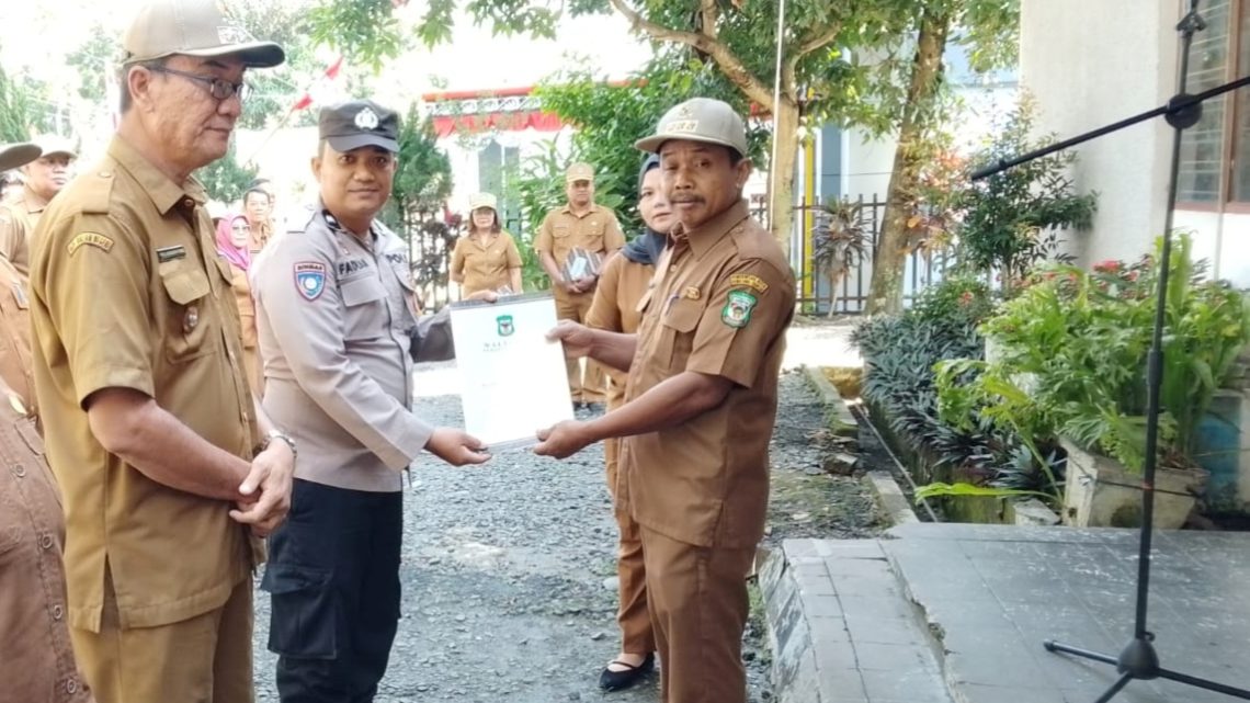 Bhabinkamtibmas Kelurahan Bah Sorma Martoba AIPDA Fadlan Fahmi saat terima Piagam Penghargaan dari Camat Camat Siantar Sitalasari Bapak Suradi, S.Sos.I.