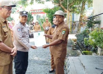 Bhabinkamtibmas Kelurahan Bah Sorma Martoba AIPDA Fadlan Fahmi saat terima Piagam Penghargaan dari Camat Camat Siantar Sitalasari Bapak Suradi, S.Sos.I.