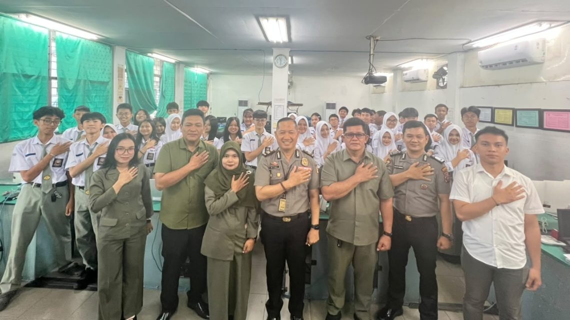 KBO Sat Samapta Pitra Jaya Surya Putra, S.H dan Kanit Intelkam Polsek Siantar Timur IPDA Syaiful Bahri, S.H photo bersama siswa siswi pesta sosialisasi