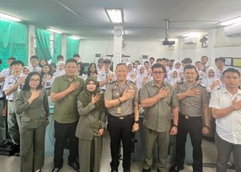 KBO Sat Samapta Pitra Jaya Surya Putra, S.H dan Kanit Intelkam Polsek Siantar Timur IPDA Syaiful Bahri, S.H photo bersama siswa siswi pesta sosialisasi
