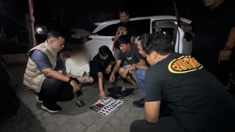 WN Malaysia bersama kekasihnya pengedar vape narkoba ditangkap polisi di area parkiran ruko Jalan Cemara, Kecamatan Percut Sei Tuan. (Foto Ist)
