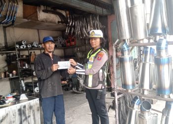 Kanit Kamsel IPDA Serly Tarigan bersama personil saat berikan brosur tertib berlalu lintas