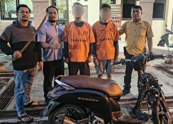 Kedua pelaku begal dan barang bukti diapit Tim Unit Reskrim Polsek Padang Hulu