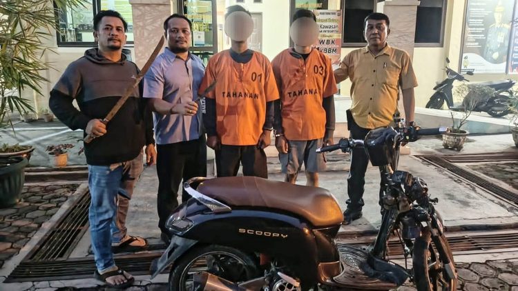 Kedua pelaku begal dan barang bukti diapit Tim Unit Reskrim Polsek Padang Hulu