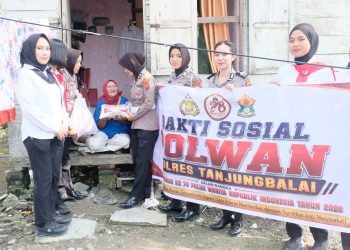 Polwan Polres Tanjungbalai Salurkan Bansos untuk Warga Kurang Mampu