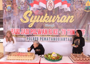 Kapolres Pematangsiantar AKBP Sah Udur T.M. Sitinjak, S.H. S.I.K. M.H pemotongan kue HUT Polwan Ke 78