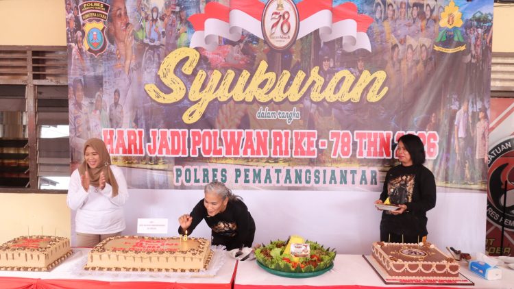 Kapolres Pematangsiantar AKBP Sah Udur T.M. Sitinjak, S.H. S.I.K. M.H pemotongan kue HUT Polwan Ke 78