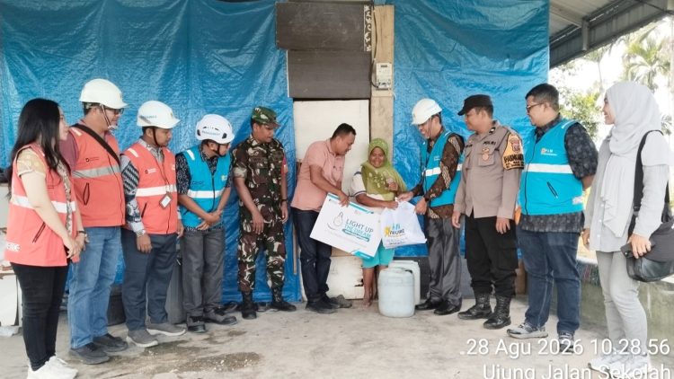 Bhabinkamtibmas Kelurahan Bah Sorma AIPDA Fadlan Fahmi, S.H menghadiri Penyerahan Listrik Gratis PT. PLN Kota Pematangsiantar kepada Ibu Rubiah