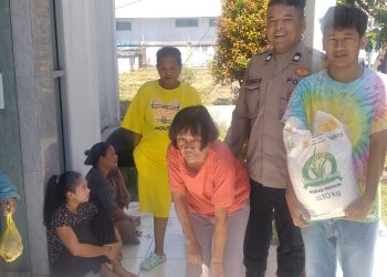Bhabinkamtibmas Kelurahan Simalungun AIPDA Untung JF Nainggolan melaksanakan sambang Kamtibmas di Kantor Kelurahan Simalungun