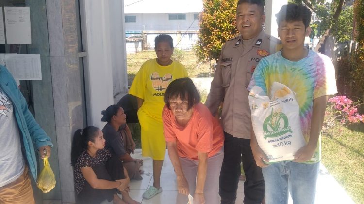 Bhabinkamtibmas Kelurahan Simalungun AIPDA Untung JF Nainggolan melaksanakan sambang Kamtibmas di Kantor Kelurahan Simalungun
