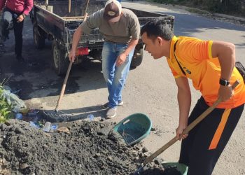 Bhabinkamtibmas Kelurahan Bah Kapul BRIPKA Sunandar mengikut kegiatan gotong royong bersama di Jalan Rajamin Purba