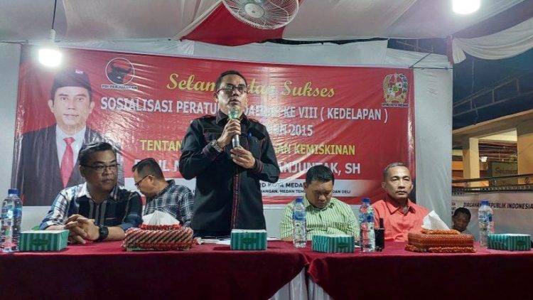 Anggota DPRD Kota Medan, Paul MAS SH yang juga Ketua Komisi 4 saat Sosialisasi Perda VIII Tahun 2026, dengan materi Perda Kota Medan Nomor 5 Tahun 2015 tentang Penanggulangan Kemiskinan. (Foto Ist)