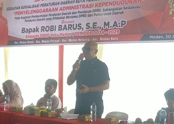 Ketua Fraksi PDI Perjuangan DPRD Kota Medan, Robi Barus SE M.AP saat Sosialisasi Perda Kota Medan Nomor 3 Tahun 2021 tentang Penyelenggaraan Administrasi Kependudukan di Jalan Kelambir V Gang Keluarga, Kelurahan Tanjung gusta, Kecamatan Medan Helvetia (Foto Ist)