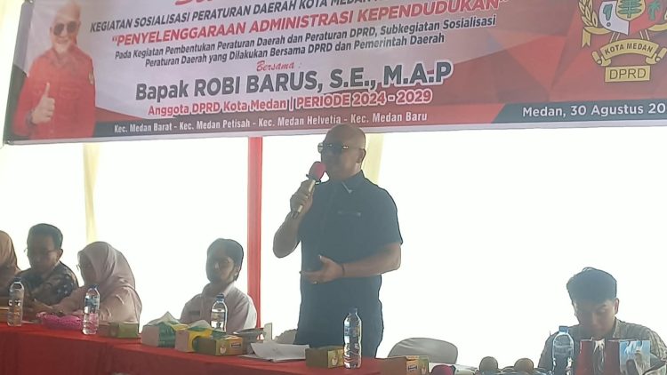 Ketua Fraksi PDI Perjuangan DPRD Kota Medan, Robi Barus SE M.AP saat Sosialisasi Perda Kota Medan Nomor 3 Tahun 2021 tentang Penyelenggaraan Administrasi Kependudukan di Jalan Kelambir V Gang Keluarga, Kelurahan Tanjung gusta, Kecamatan Medan Helvetia (Foto Ist)