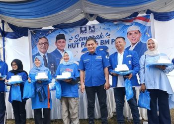 Anggota DPRD Kota Medan dari Fraksi PAN, Edi Saputra, ST bersama pengurus
DPD Partai Amanat Nasional (PAN) Kota Medan bersama Barisan Muda PAN (BM PAN) Kota Medan dalam rangka memperingati HUT ke-28 PAN. (Foto Ist)