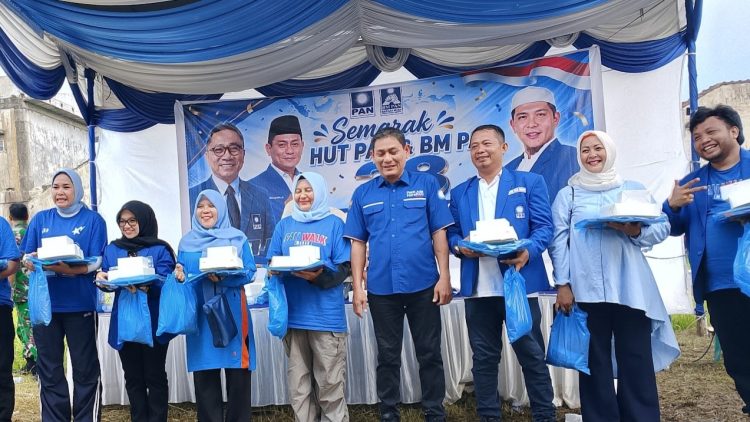 Anggota DPRD Kota Medan dari Fraksi PAN, Edi Saputra, ST bersama pengurus
DPD Partai Amanat Nasional (PAN) Kota Medan bersama Barisan Muda PAN (BM PAN) Kota Medan dalam rangka memperingati HUT ke-28 PAN. (Foto Ist)