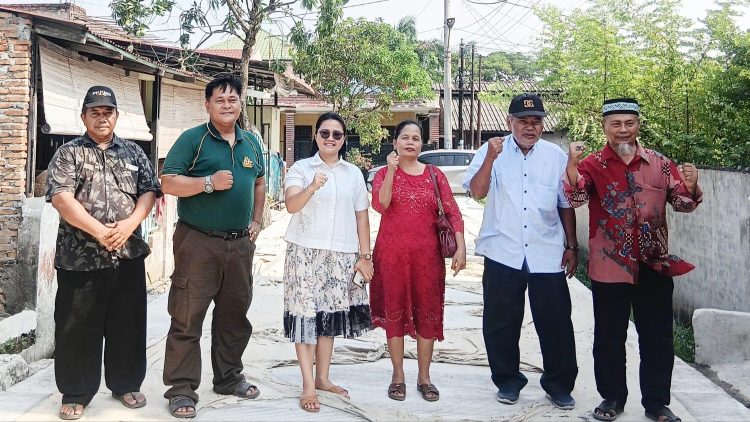 Anggota DPRD Medan dari Fraksi PDI Perjuangan, Margaret MS saat meninjau sejumlah kawasan di Medan Labuhan yang telah dibenahi. (Foto Ist)