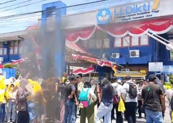 Puluhan mahasiswa Universitas Darma Agung (UDA) gelar aksi di Kantor LLDIKTI Wilayah I Sumut. (Foto Ist)