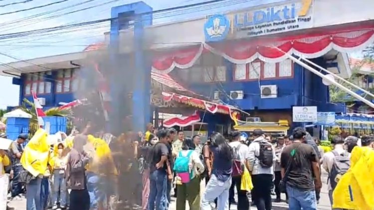 Puluhan mahasiswa Universitas Darma Agung (UDA) gelar aksi di Kantor LLDIKTI Wilayah I Sumut. (Foto Ist)