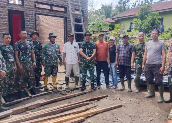 Bhabinkamtibmas Polsek Dolok Batunanggar  Gotong Royong Perbaiki Rumah Warga Korban Angin Puting Beliung