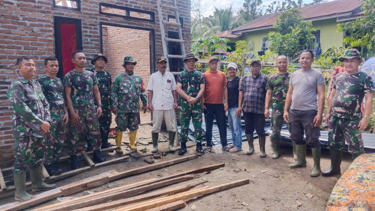 Bhabinkamtibmas Polsek Dolok Batunanggar  Gotong Royong Perbaiki Rumah Warga Korban Angin Puting Beliung