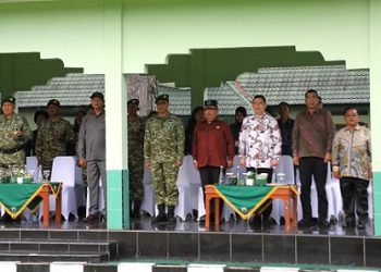 Wali Kota Pematangsiantar Wesly Silalahi SH MKn diwakili Staf Ahli Bidang Pembangunan Muhammad Hamdani Lubis SH menghadiri Upacara Penutupan Pendidikan Sarjana Penggerak Pembangunan Indonesia (SPPI) Koperasi Desa/Kelurahan Merah Putih (KDKMP) dan Kampung Nelayan Merah Putih (KNMP) TA 2026 di Lapangan Jenderal Soedirman Rindam I/BB
