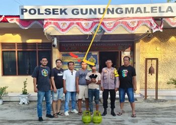 Pelaku APS alias Madi beserta barang bukti diapit Kanit Rekrim IPDA Roy Rumape dan Tim Ospnal 
