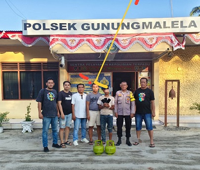 Pelaku APS alias Madi beserta barang bukti diapit Kanit Rekrim IPDA Roy Rumape dan Tim Ospnal
