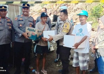 Kapolsek Siantar Martoba AKP Martua Manik SH. MH bersama personil saat berikan bansos kepada warga korban bencana alam