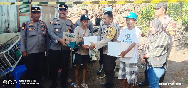 Kapolsek Siantar Martoba AKP Martua Manik SH. MH bersama personil saat berikan bansos kepada warga korban bencana alam