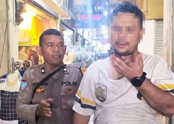 Terduga penipuan modus menukar gelang emas asli menggunakan gelang emas imitasi yang bereaksi di Toko Ratu Mas Pasar Petisah diamankan Bhabinkamtibmas Kelurahan Petisah Tengah, Aiptu Irwan Silitonga. (Foto Ist)