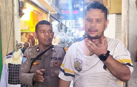 Terduga penipuan modus menukar gelang emas asli menggunakan gelang emas imitasi yang bereaksi di Toko Ratu Mas Pasar Petisah diamankan Bhabinkamtibmas Kelurahan Petisah Tengah, Aiptu Irwan Silitonga. (Foto Ist)