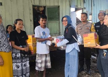 Bhabinkamtibmas Kelurahan Pondoksayur Aipda Mitra YM Bangun dampingi Komunitas Bankom Raya Siantar-Simalungu memberikan bantuan sosial (Bansos) kepada warga korban bencana alam tanah longsor di Jalan Sukadame