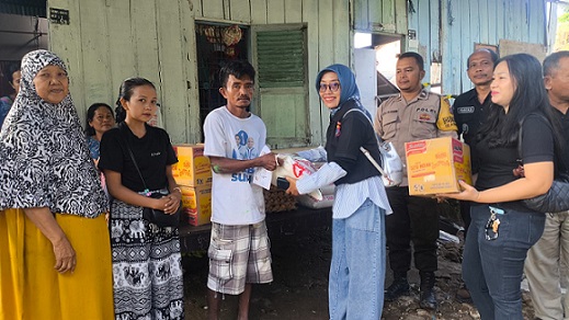 Bhabinkamtibmas Kelurahan Pondoksayur Aipda Mitra YM Bangun dampingi Komunitas Bankom Raya Siantar-Simalungu memberikan bantuan sosial (Bansos) kepada warga korban bencana alam tanah longsor di Jalan Sukadame