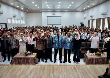 Wali Kota Pematangsiantar Wesly Silalahi SH MKn diwakili Asisten Pemerintahan dan Kesejahteraan Rakyat (Kesra) Fidelis Edy Suranta Sembiring SSTP MSi membuka Seminar Entrepreneurship bertajuk ‘Youth Today, Leader Tomorrow’.