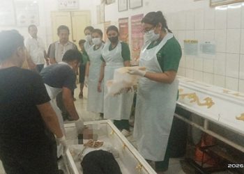 Jenajah korban AACS saat dimasukkan ke peti jenajah untuk dibawa ke rumah orangtuanya di Sibolga