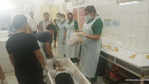 Jenajah korban AACS saat dimasukkan ke peti jenajah untuk dibawa ke rumah orangtuanya di Sibolga