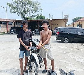 Kedua pelaku JR dan JW beserta barang bukti sepedamotor korban diamankan di Polsek Dolok Batu Nanggar