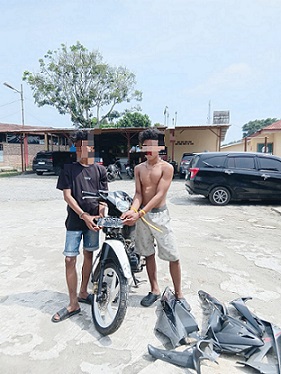 Kedua pelaku JR dan JW beserta barang bukti sepedamotor korban diamankan di Polsek Dolok Batu Nanggar