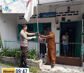 Bhabinkamtibmas Kelurahan Baru AIPTU Yudi Patra bersama Lurah sampaikan pesan pesan kamtibmas kepada warga
