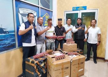 Kanit 2 Ekonomi IPDA Warman Siallagan SH beserta anggota melimpahkan berkas, dua terduga pelaku dan barang bukti 3 bal rokok Tanpa Pita Cukai ke Kantor Bea Cukai Kota Pematangsianțar