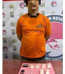 Tersangka R alias IN dan barang bukti