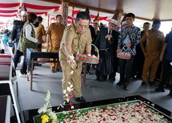 Wali Kota Pematangsiantar Wesly Silalahi SH MKn menghadiri Peresmian Renovasi Makam Tokoh Simalungun dr. Djasamen Saragih Sumbayak, di Aman Raya Kabupaten Simalungun