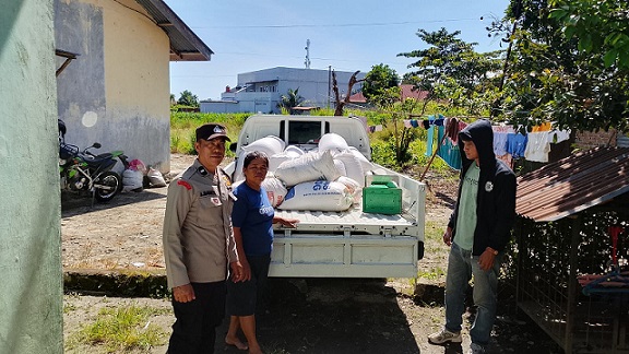 Bhabinkamtibmas Polsek Siantar Marihat Dampingi Penjualan 200 Kg Jagung Petani Binaan ke Bulog Cabang Pematangsiantar