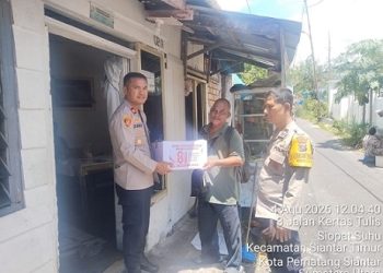 Kapolsek Siantar Timur IPTU Edy J.J. Manalu SH. MH memberikan bantuan sembako kepada Bapak Maktuf Sirait
